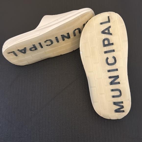 Municipal Podium Slides in Men’s size 8 - Picture 2 of 5